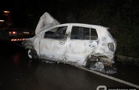 Veículo bate em barranco e pega fogo em Erval Velho