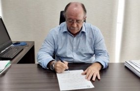 Prefeito assina carta de intenção para aquisição de 20 mil doses de vacina 