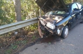 Motorista colide em defensa após perder o controle da direção 