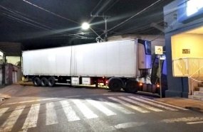 Carreta interdita rua após condutor errar caminho Herval 