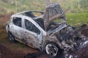 Veículo pega fogo após sair da pista e atingir barranco 