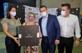 Carlos Moisés entrega notebooks para professores e tablets para escolas