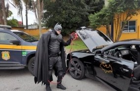 Batman pede ajuda da PRF após Batmóvel ficar sem bateria 