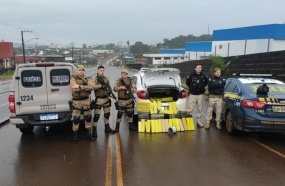 Carro com 210 kg de maconha é localizado em motel após fugir de fiscalização 
