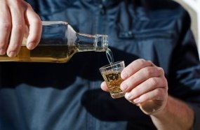 Avô é condenado à prisão por servir cachaça a neto de 16 anos 
