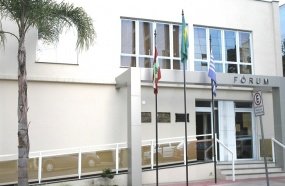 Homem é condenado por beijar na boca de adolescente de 12 anos