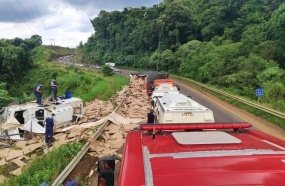 Colisão entre carreta e carro-forte é registrada em Tangará