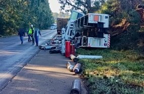 Caminhão carregado com cilindros de gás tomba na SC-350