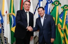 TSE absolve chapa Bolsonaro-Mourão de disparo de mensagens