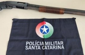 PM prende motorista com espingarda escondida em carrinho de bebê