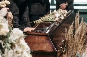 Família será indenizada após funerária serrar caixão durante sepultamento
