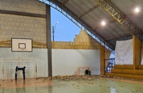 Crianças ficam feridas após rajada de vento derrubar parede de ginásio no Oeste