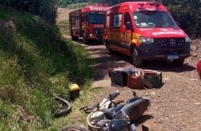 Adolescente fica com ferro encravado na perna após queda de motocicleta