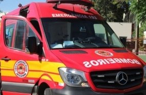 Mulher é levada ao hospital após prender dedos em cilindro de pães