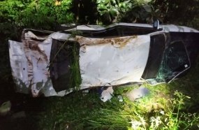 Carro vai parar na estrada de ferro após colisão no centro de Herval d’Oeste