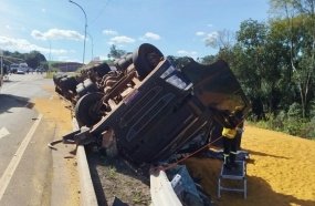 Mulher morre soterrada por carga após carreta capotar na BR-282