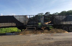 Carreta carregada com milho pega fogo em Videira