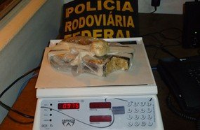 PRF apreende quase 1 kg de crack com passageira de ônibus