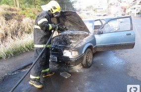 Veículo pega fogo no bairro Santa Tereza