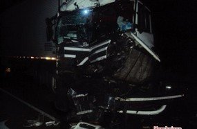 Colisão entre três carretas na BR-153
