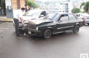 Chevette invade preferencial e causa acidente em Herval d´Oeste