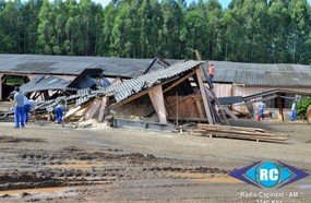 Barracão desaba sobre funcionários no interior de Capinzal