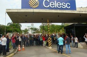 Funcionários da Celesc suspendem greve