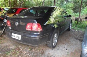 Elementos são flagrados tentando furtar rodas de veículos