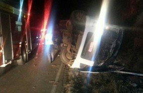 Motorista morre após tombar carreta carregada na BR-470