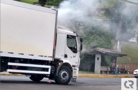 Caminhão pega fogo na Avenida Caetano Natal Branco