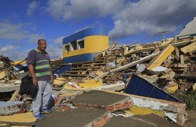 Famílias atingidas por tornado começam a reconstruir suas casas