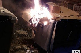 Elementos são detidos após atearem fogo em lixeiras contêineres