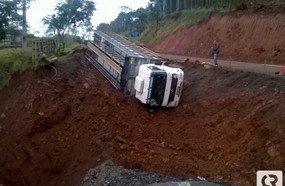 Caminhão tomba em escavação na SC-453, em Ibicaré