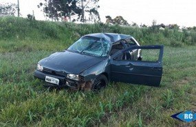 Motorista embriagado capota veículo em lavoura na SC-150