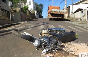 Caminhão passa por cima de motocicleta em Herval d´Oeste