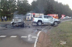 Carro pega fogo após colisão entre automóveis na BR-282