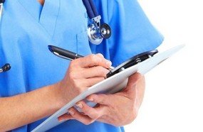 Dois anos a mais de curso de medicina podem virar residência médica