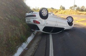 Veículo de Joaçaba capota ao desviar de animal na pista