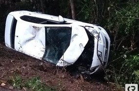 Motorista despenca em barranco após aquaplanar em Joaçaba