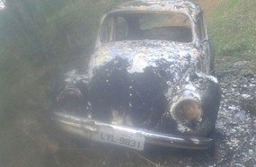 Fusca com registro de furto é encontrado incendiado