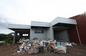 Catadores mudam para o novo barracão