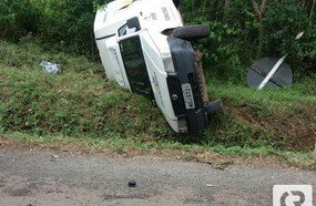 Veículo capota depois de estourar pneu na BR-282, em Joaçaba