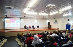Calouros do segundo semestre são recepcionados na Unoesc