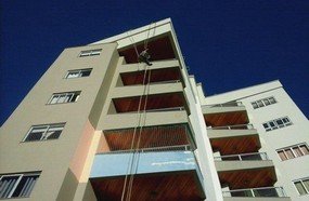 Pintor é resgatado após ficar preso em cadeirinha suspensa