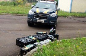 Motoristas são presos por furtar carga de baterias na BR-153