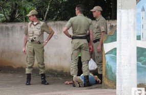 Polícia Militar impede que mulher se jogue no Rio do Peixe