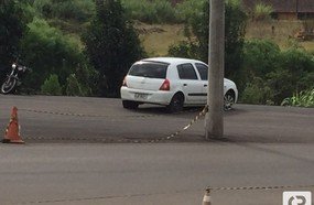 Veículo tem pneus estourados ao invadir canteiro no Acesso