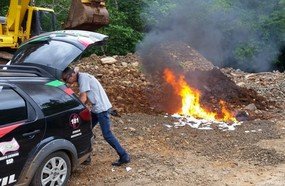 Polícia incinera drogas e material do jogo do bicho